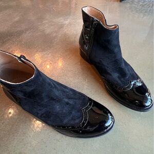 Julia Bo Black Ankle Boots, patent leather, suede wing tip, size 8.5, EUC